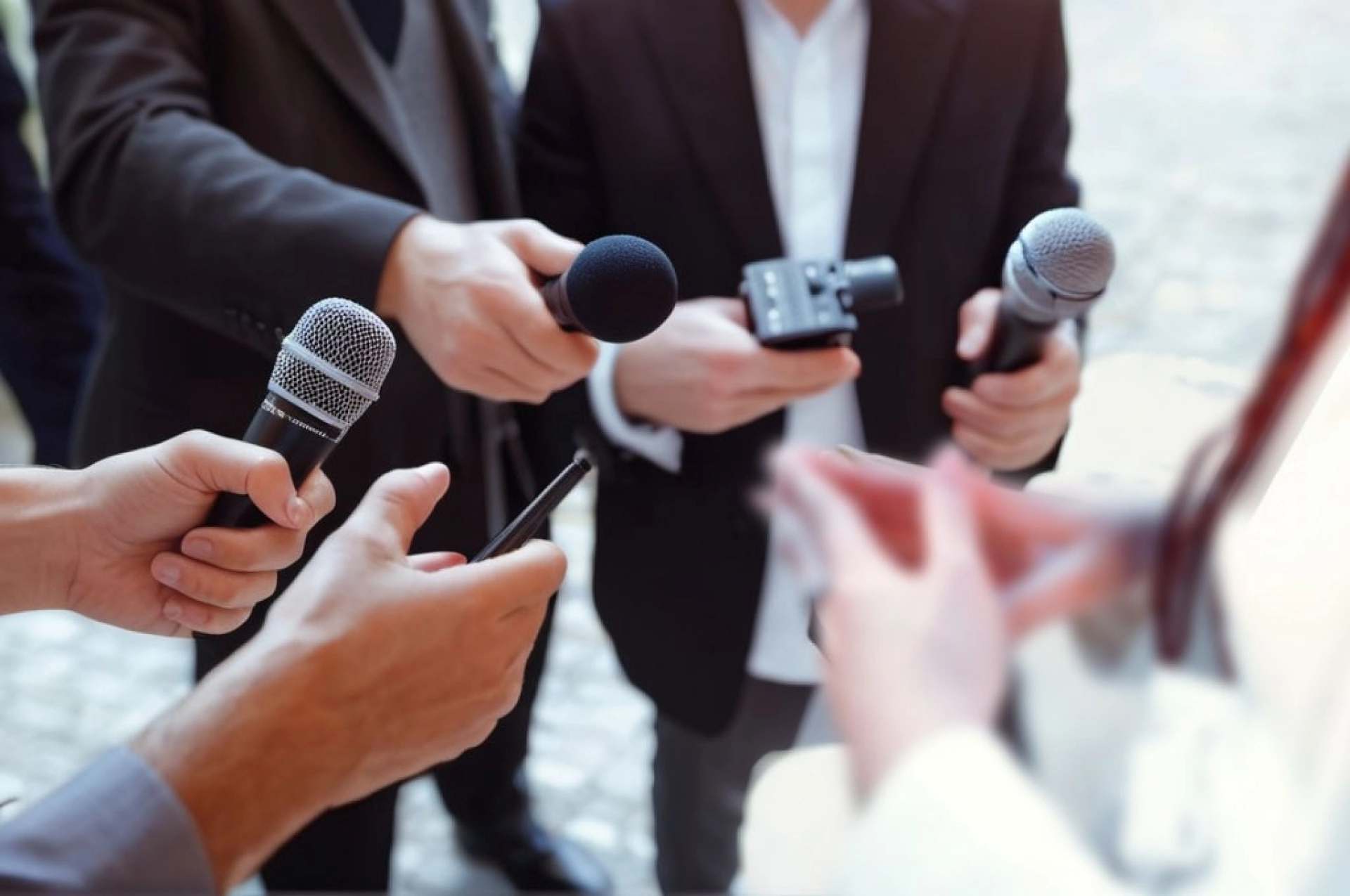 Akik hitelesen informálnak: újságírók, vloggerek, bloggerek, fotósok, videósok